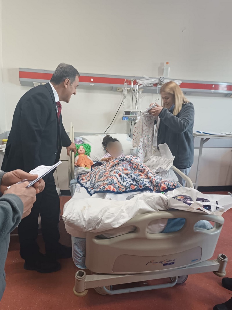 İlçe Kaymakamımız Sn. Ahmet Hamdi Usta Antakya’dan Gelen Depremzede Aileyi Hastanede Ziyaret Etti
